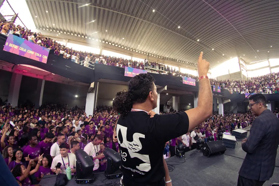 Ministração vista do palco, com o templo lotado ao fundo