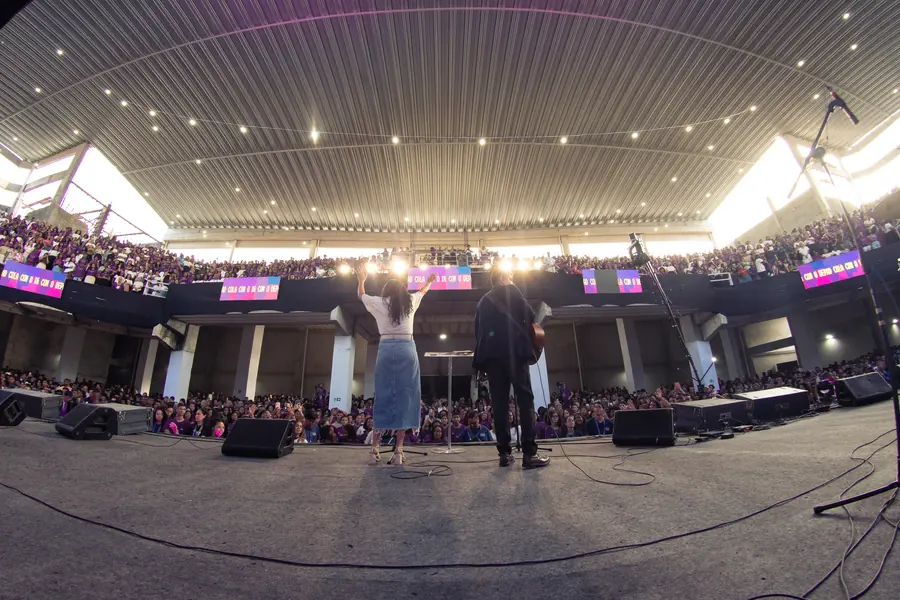 Ministração no palco diante da plateia lotada